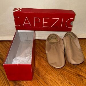 Capezio EJ2 Caramel Slip On Jazz Shoes 7.5 NEW!